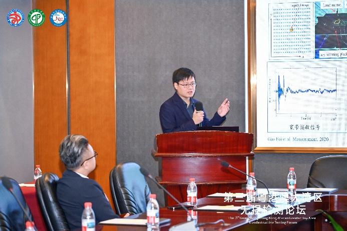 图片包含 室内, 人, 桌子, 男人AI 生成的内容可能不正确。